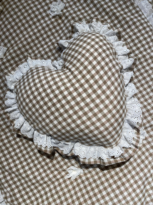 Cuscino a cuore a quadretti con balza con pizzo sangallo 45x42+10cm