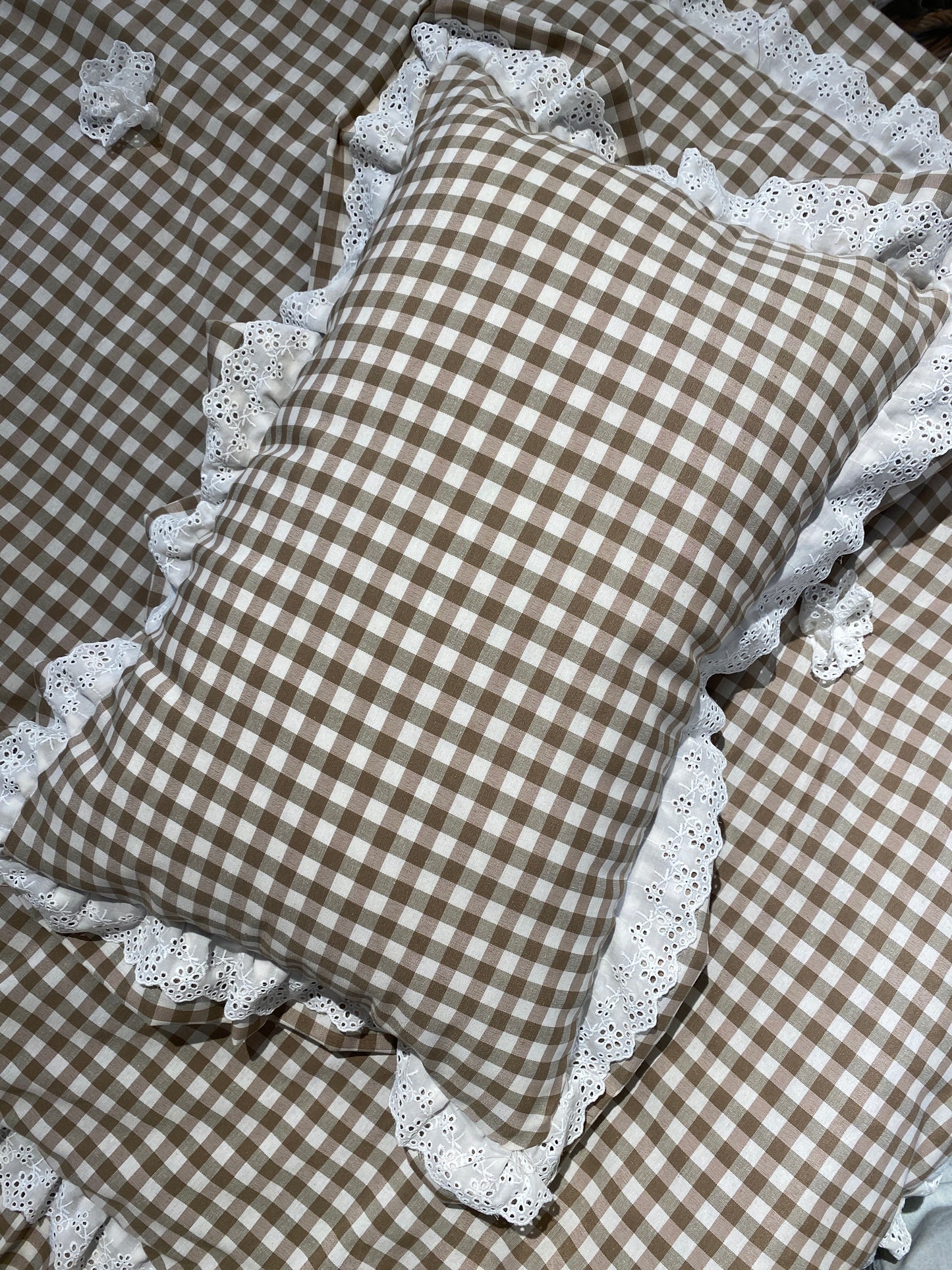 Cuscino rettangolare a quadretti con balza in pizzo sangallo 45x35+10cm