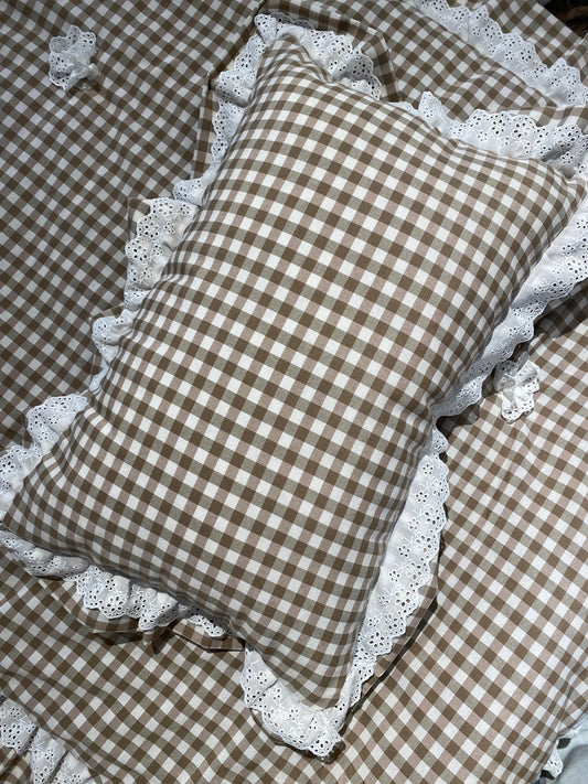 Cuscino rettangolare a quadretti con balza in pizzo sangallo 45x35+10cm
