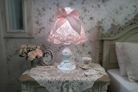 Lampada in legno  Yulia con foglie e paralume Rosa con pizzo misura 40 h