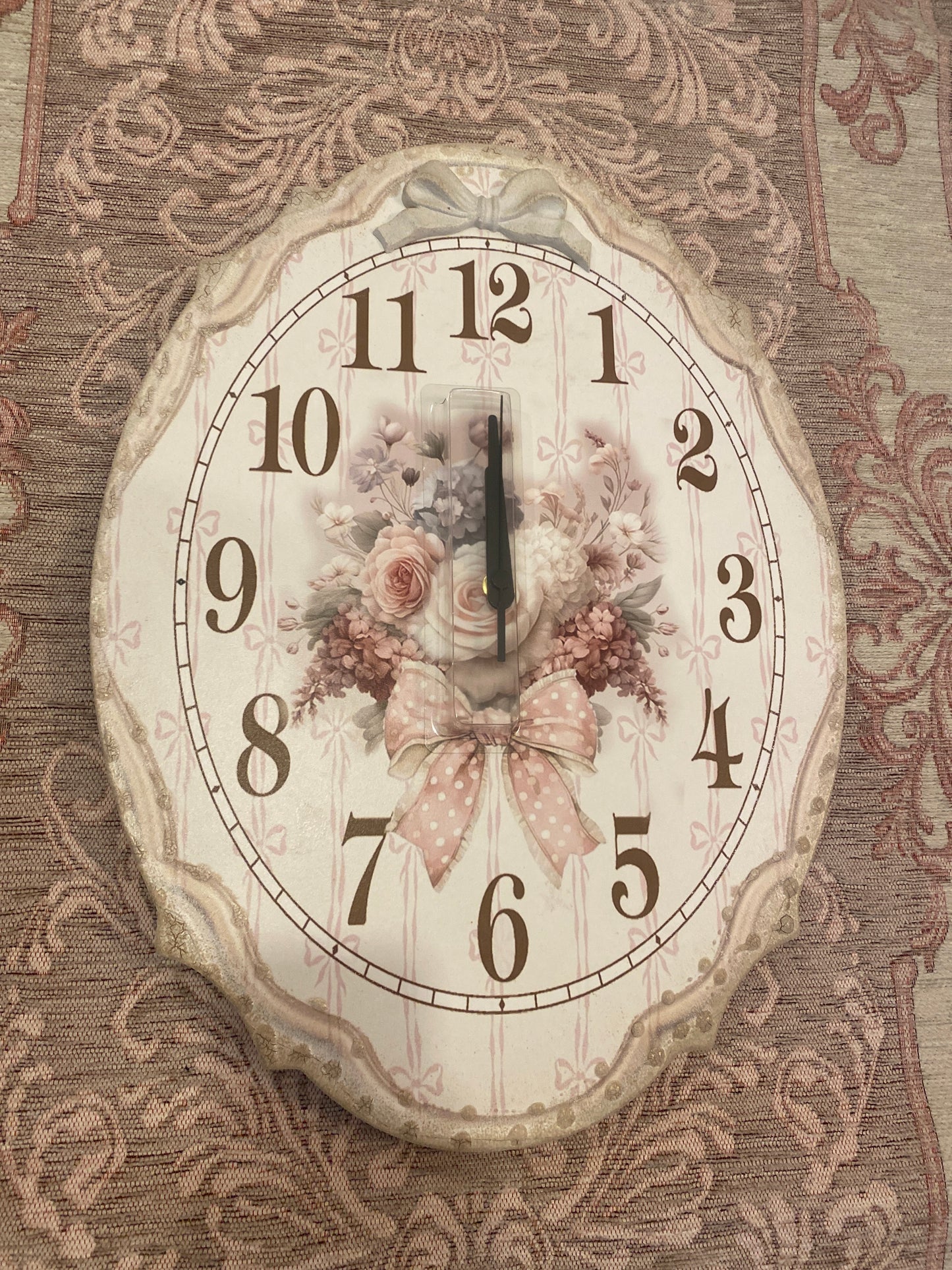 Orologio in legno con decoro fiori in legno misura 48x36