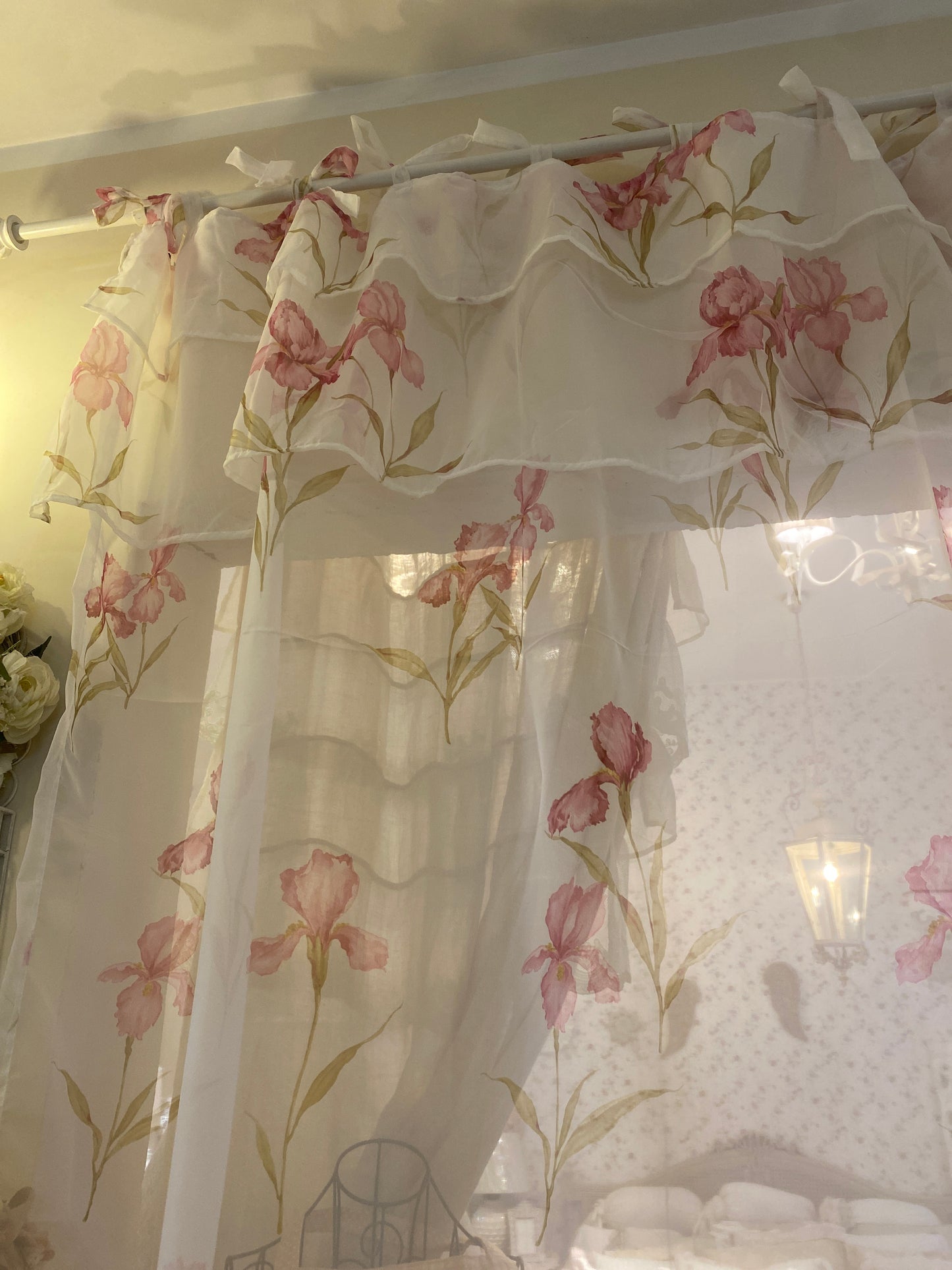 Coppia di tende in organza con mantovana applicata con due balze con fettucce 150x300cm