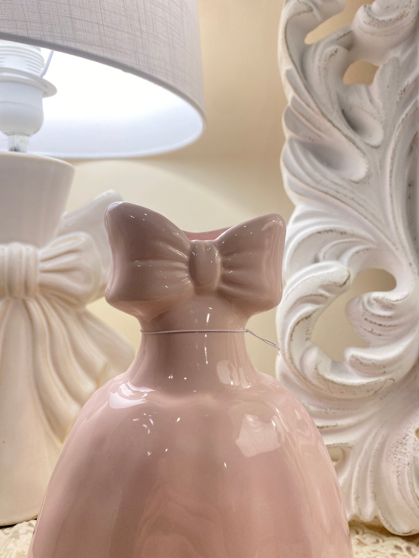 Vaso decorativo in ceramica con fiocco ad abito 15x17x21cm