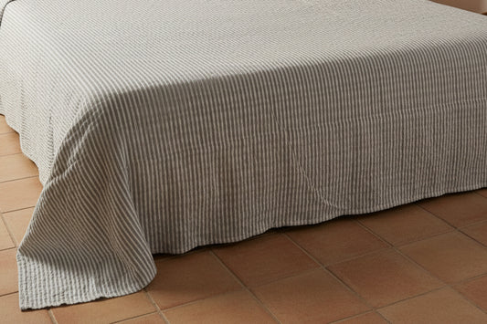 Copriletto matrimoniale in cotone, tessuto rigato nel colore grigio, misura 250x260￼