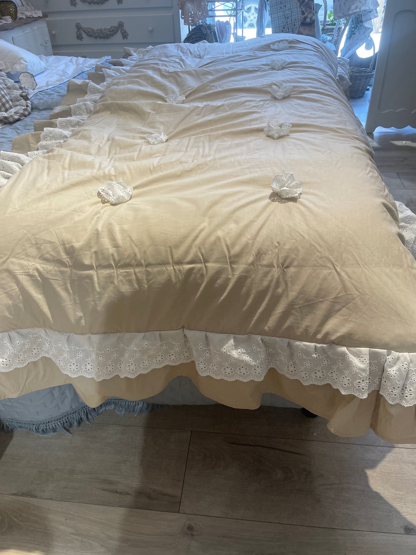 ￼Fondo Letto misura 1,70 m per 85 + 15 la balza su tutti e quattro i lati con rifinitura in pizzo Sangallo colore sabbia
