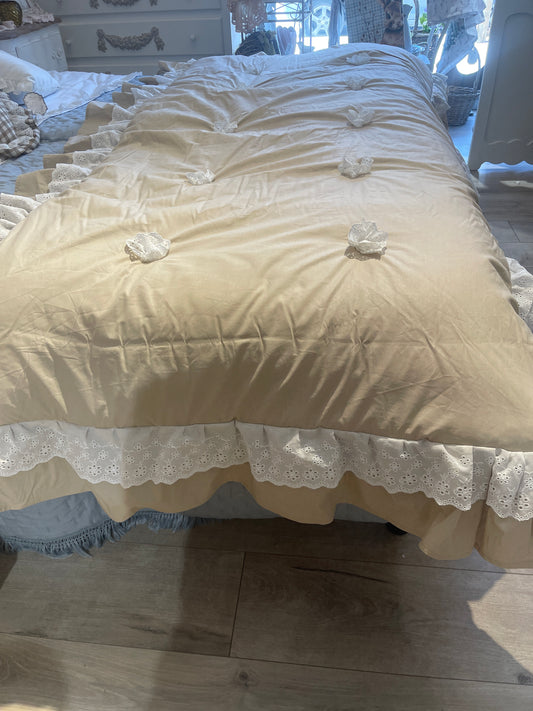 ￼Fondo Letto misura 1,70 m per 85 + 15 la balza su tutti e quattro i lati con rifinitura in pizzo Sangallo colore sabbia