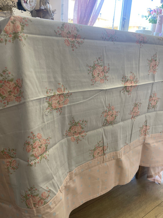 Tovaglia Charlotte Atelier 17 in cotone con boccioli di rosa, colore celeste, polvere misura 160 x 180 ￼