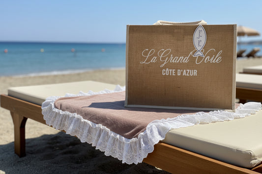Telo mare con balza sui quattro lati in pizzo Sangallo colore tortora in una leggerissima spugna con la sua borsa abbinata