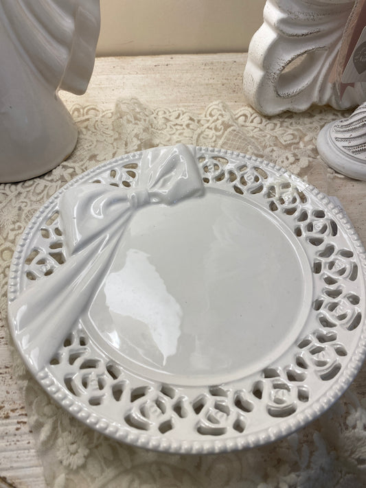Piatto traforato in ceramica con decoro con fiocco 20x20cm