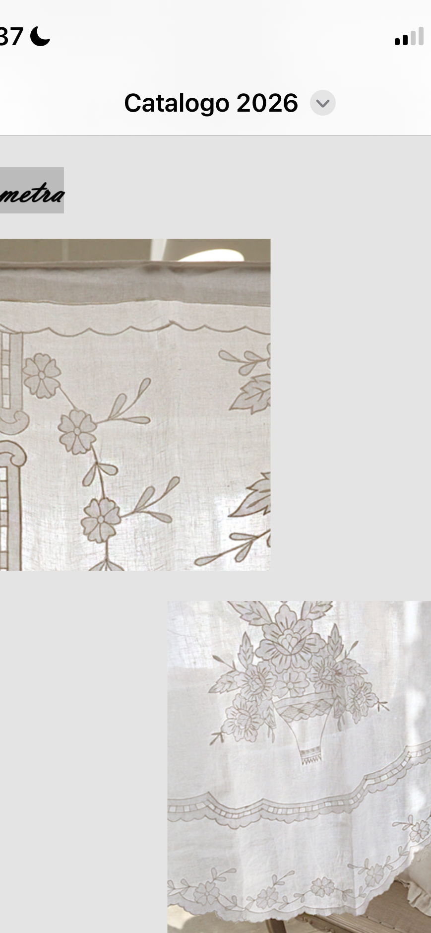 le Tende
Penelope
Realizzata in puro lino, nei toni del tortora chiaro, presenta un
rosone centrale bianco e in alto un ramage floreale intrecciato
con una greca.
ART. MT-001
MISURA: 150cm x 290cm
Penelope Bianca
Realizzata in puro lino bianco, presenta u