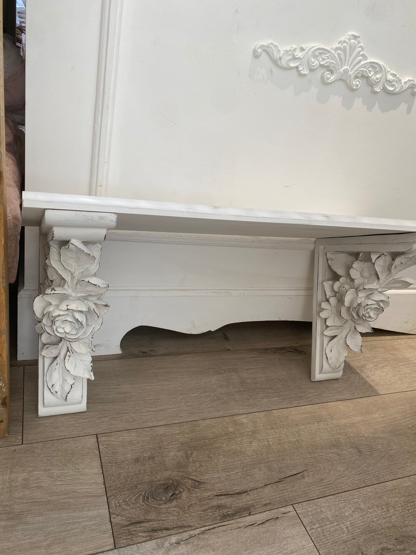 Mensola  in legno con fregio  rosa