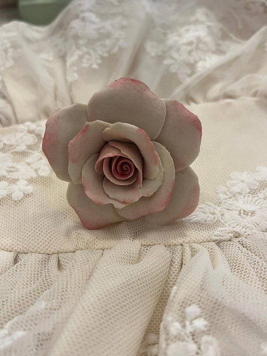 pomello decorativo in porcellana a forma di bocciolo di rosa. 6x5cm