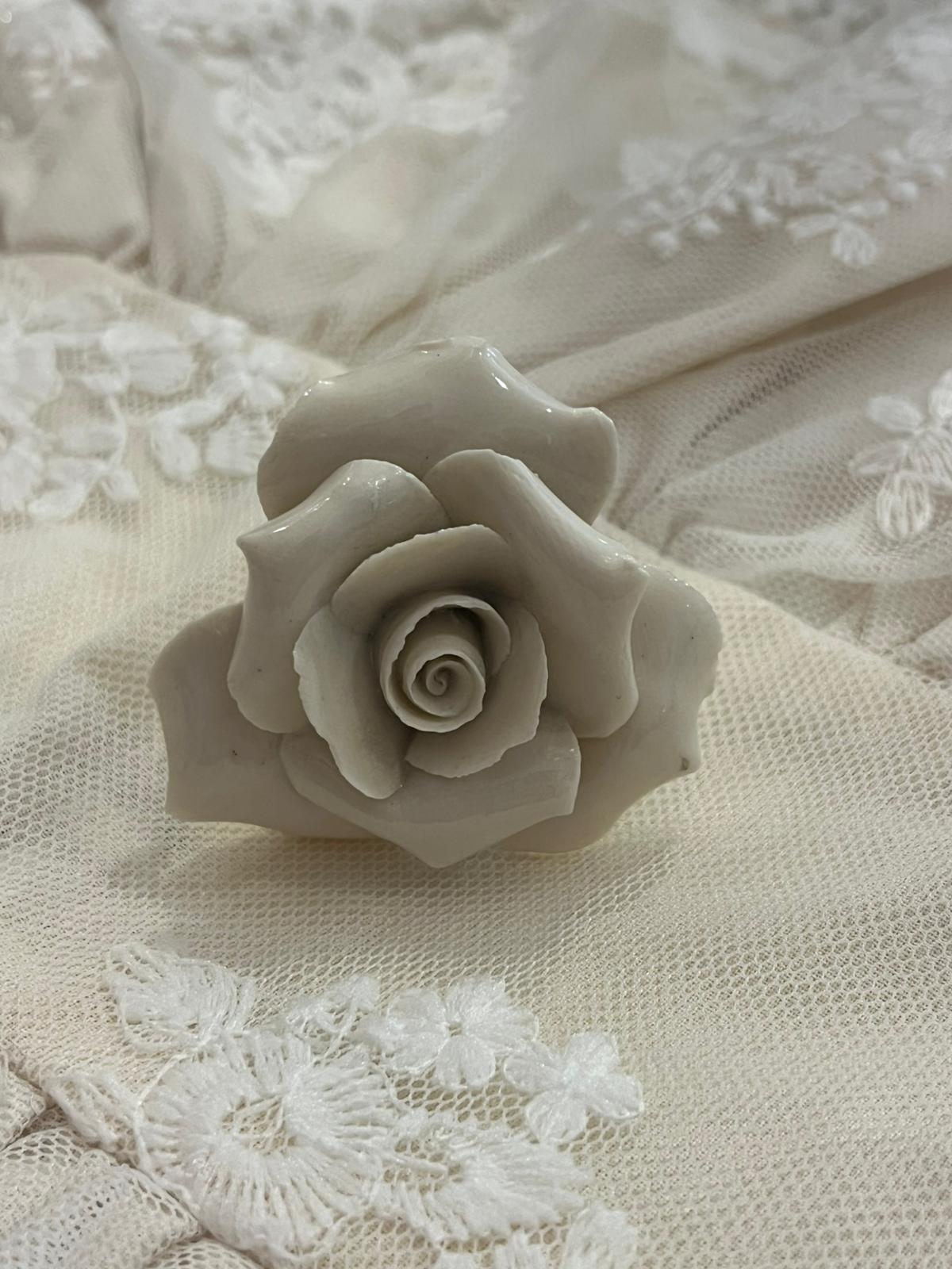 pomello decorativo in porcellana a forma di bocciolo di rosa. 3,5x5cm