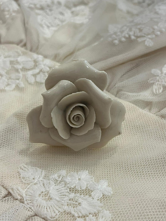 pomello decorativo in porcellana a forma di bocciolo di rosa. 3,5x5cm