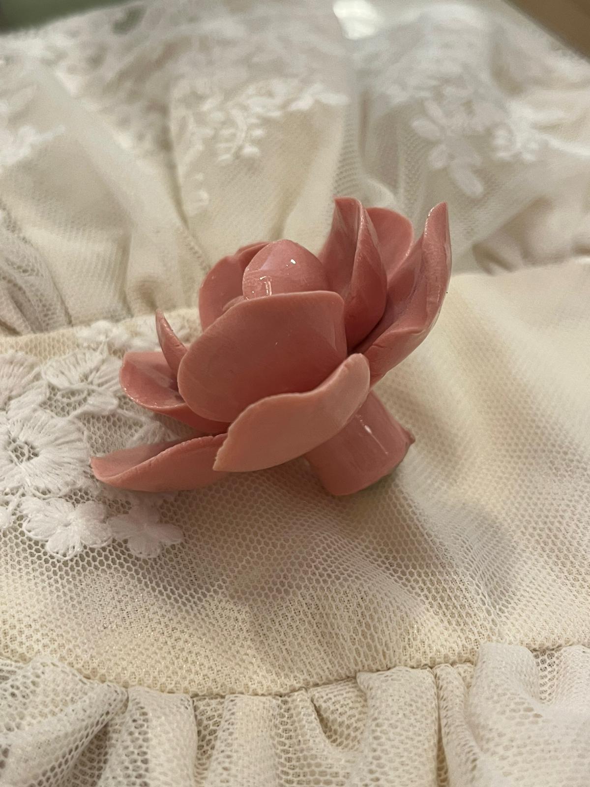 pomello decorativo in porcellana a forma di bocciolo di rosa. 6x4cm