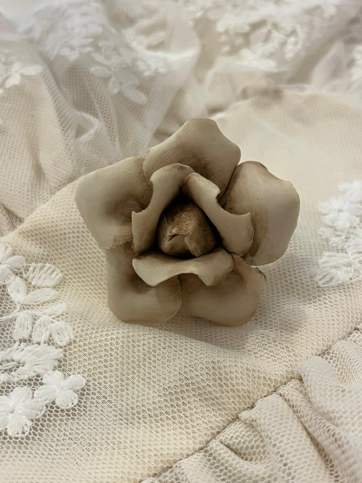 pomello decorativo in porcellana a forma di bocciolo di rosa. 5x4,5cm