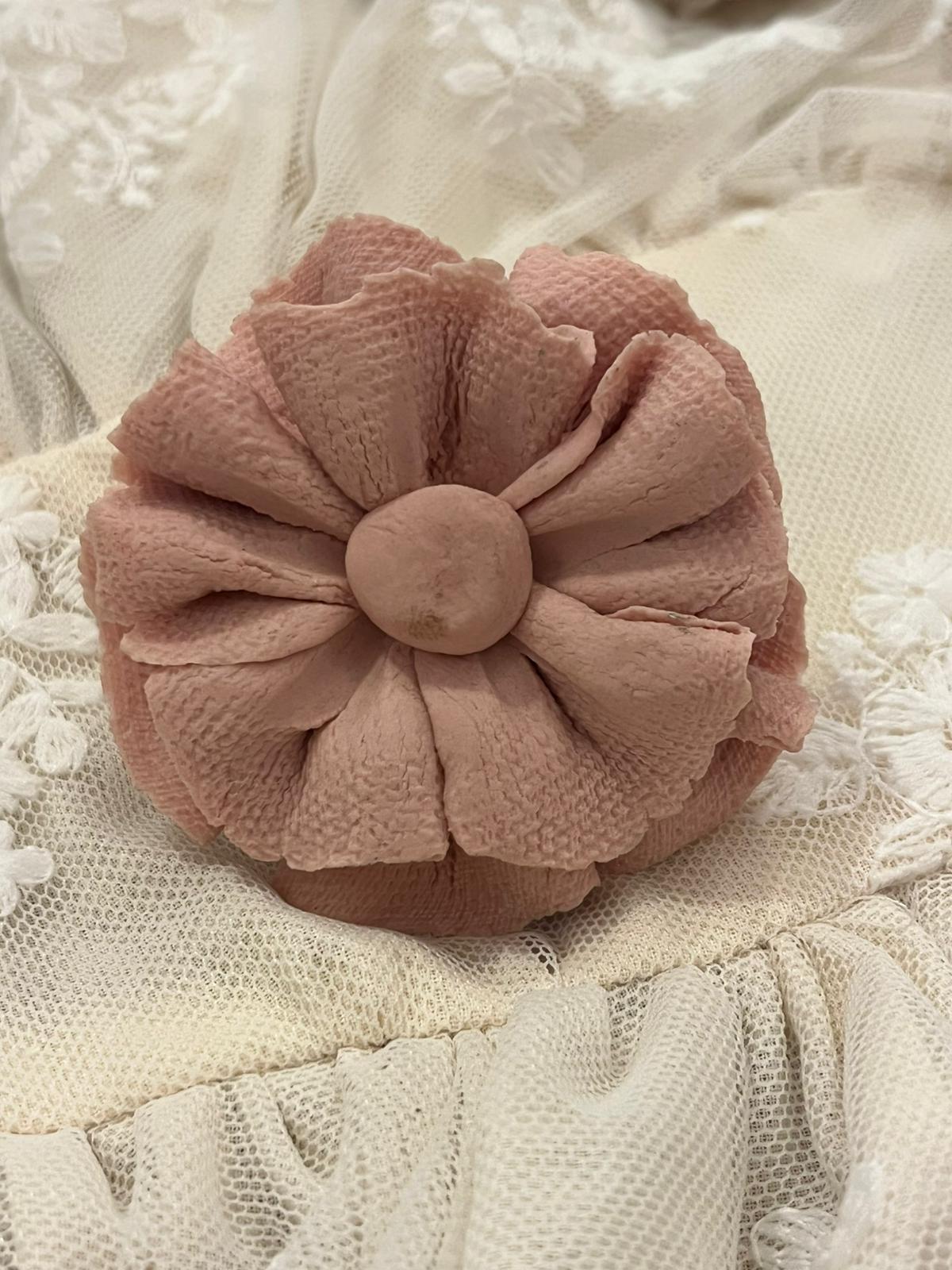 pomello decorativo in porcellana a forma di fiore. 6x4cm
