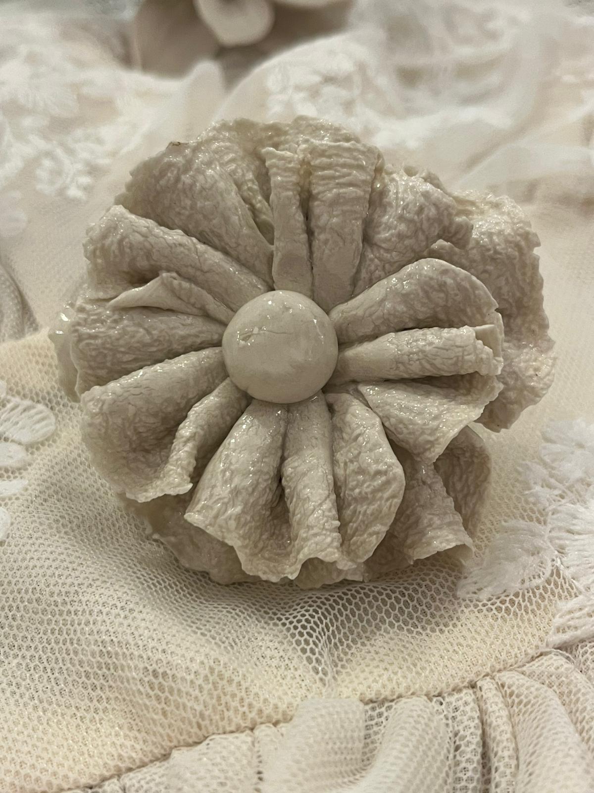 pomello decorativo in porcellana a forma di fiore. 7x3,5cm