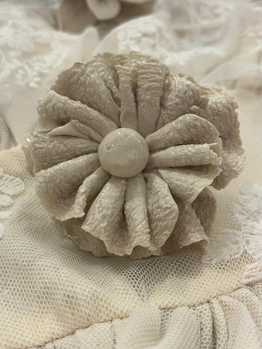 pomello decorativo in porcellana a forma di fiore. 7x3,5cm
