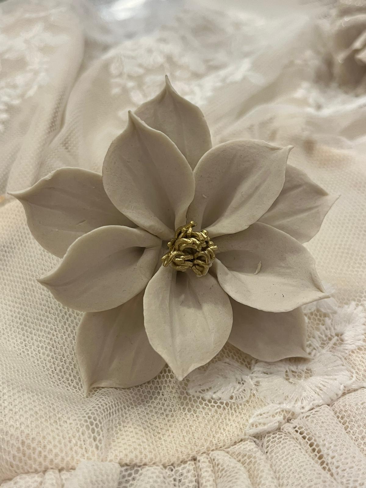 pomello decorativo in porcellana a forma di fiore. 7x3,5cm