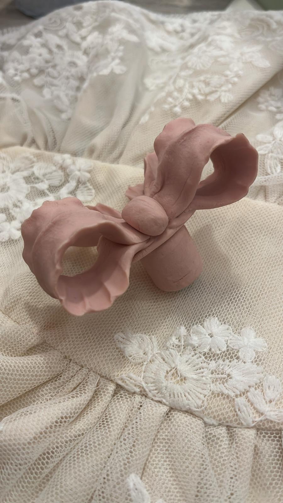 pomello decorativo in porcellana a forma di fiocco 8x6x4,5cm