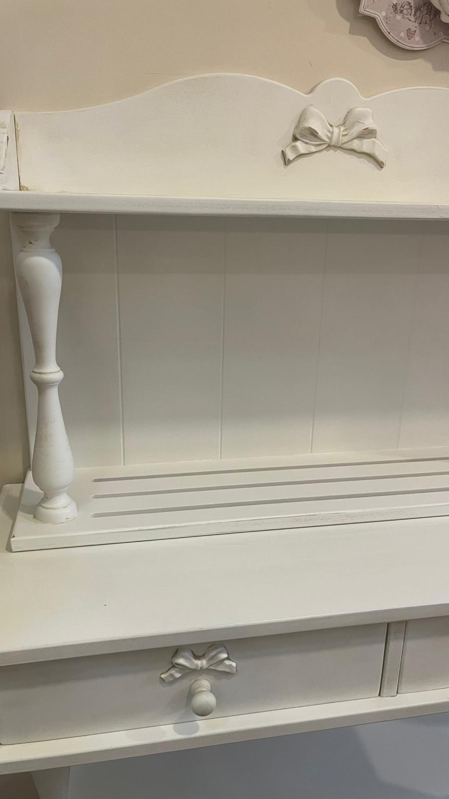 Piattaia con base  shabby chic con dettagli a fiocco 146x90x35cm