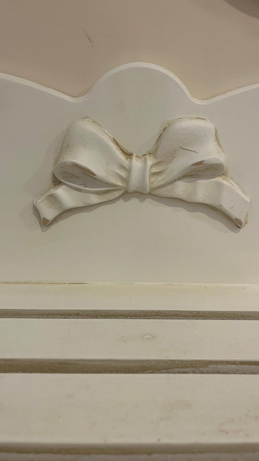 Piattaia con base  shabby chic con dettagli a fiocco 146x90x35cm