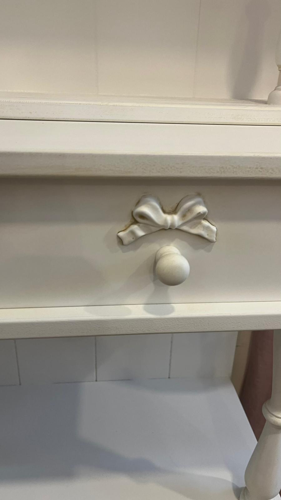 Piattaia con base  shabby chic con dettagli a fiocco 146x90x35cm
