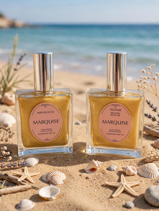 L'oro scintillante dell'olio secco sta benissimo con la sabbia dorata, le conchiglie e il mare cristallino sullo sfondo - perfetto per evocare quell'effetto pelle luminosa da vacanza al mare.