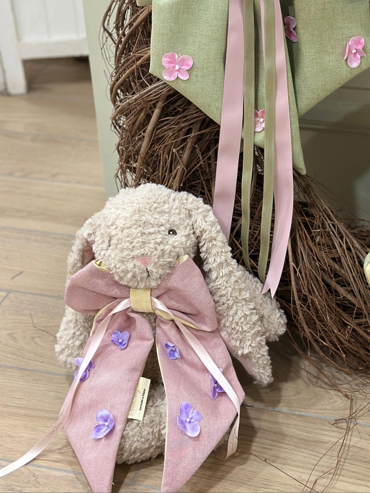 Coniglietto pupazzo con fiocco rosa