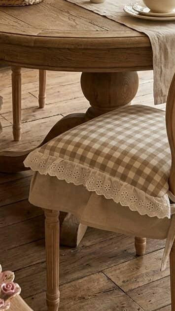 Sedia sartoriale con pizzo Sangallo officina tessile